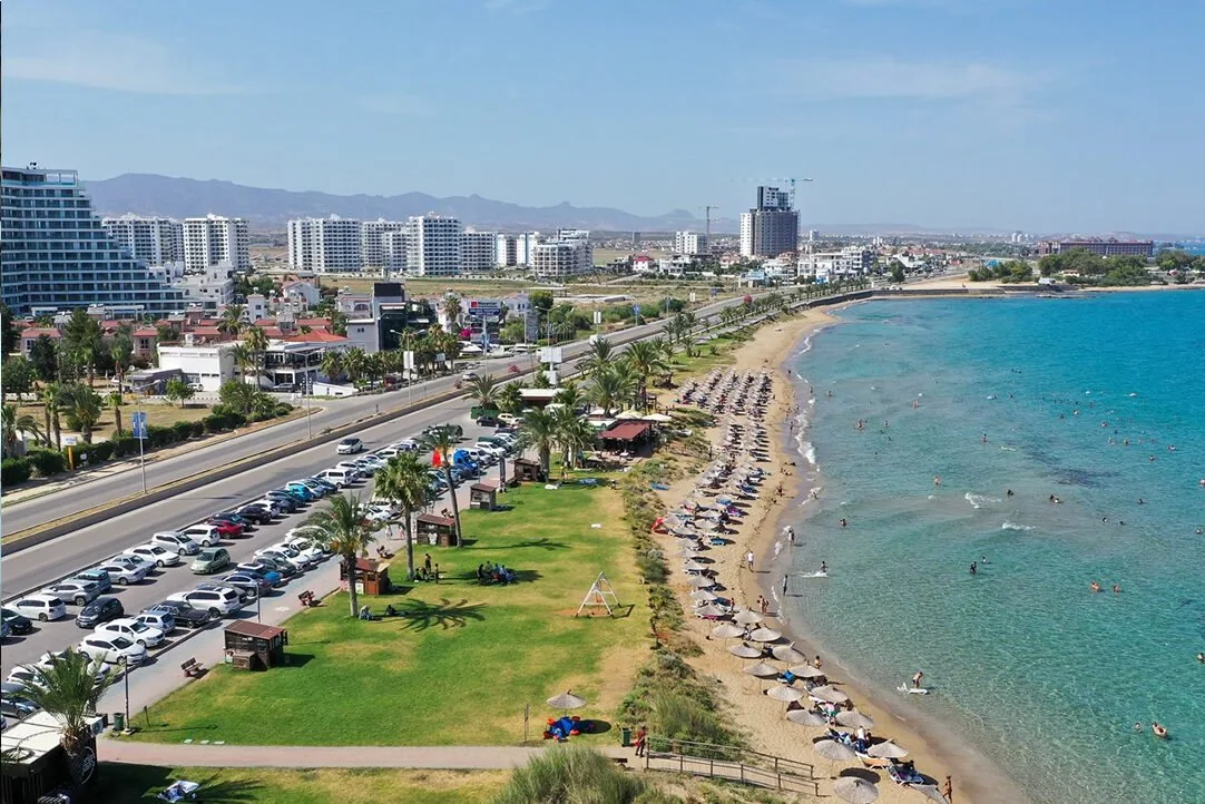 İskele Long Beach — altın kumsal ve turkuaz Akdeniz, Kuzey Kıbrıs